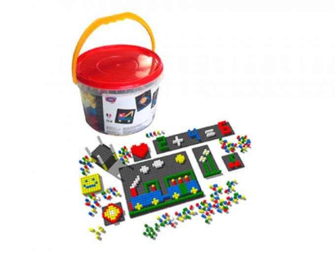 Jeu construction plastique 1 seau contient 12 supports 812 pièces 5 coloris assortis dès 3 ans.