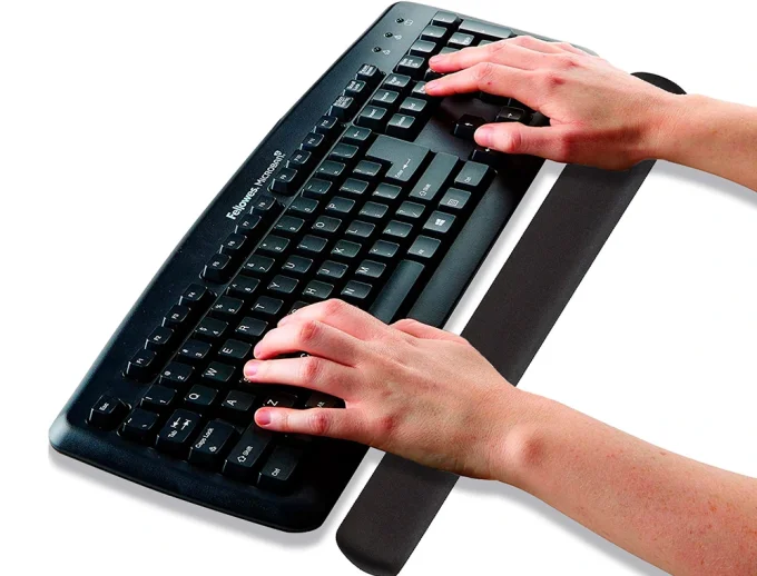 Repose-poignets q-connect gel pour claviers confort nettoyage facile.